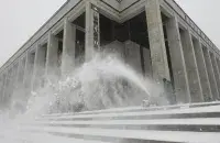 Так воюют со снегом возле Дворца Республики