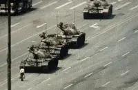 Невядомы, які ўтрымлівае танкі на плошчы Цяньаньмэнь у Кітаі / Джэф Уайндар