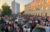 Столько людей пришло 17 августа к Минскому СИЗО № 1 поддержать Сергея Тихановского​ / Еврорадио