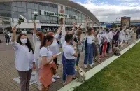 Women in white protesting near Minsk&#39;s main market halls Kamarouka / Euroradio