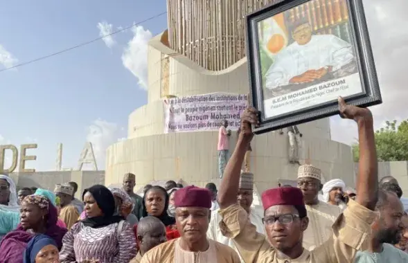Акция протеста в поддержку свергнутого президента Нигера / AFP