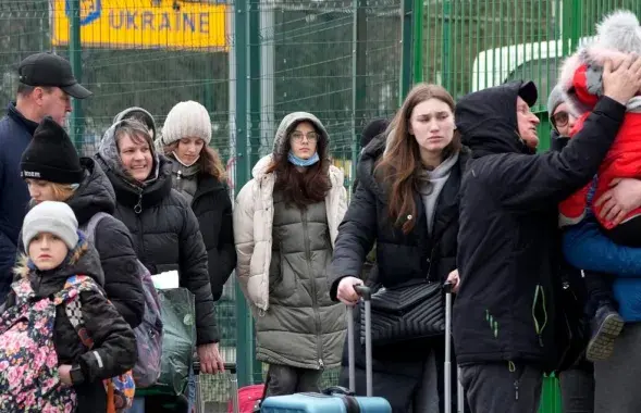 Украинские беженцы в конце февраля 2022 года / AP
