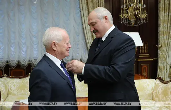 Йозеф Мигаш получает награду от Александра Лукашенко / БЕЛТА​