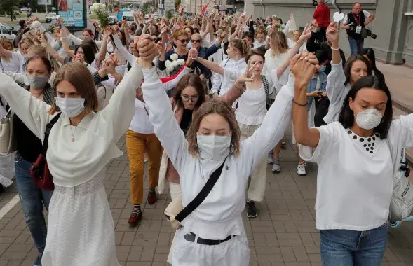 Жанчыны на вуліцах Мінска, 12 жніўня 2020-га / Reuters
