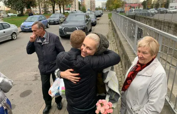 Yelena Lecuhanka with her parents after her release on 15 October&nbsp;/ Euroradio