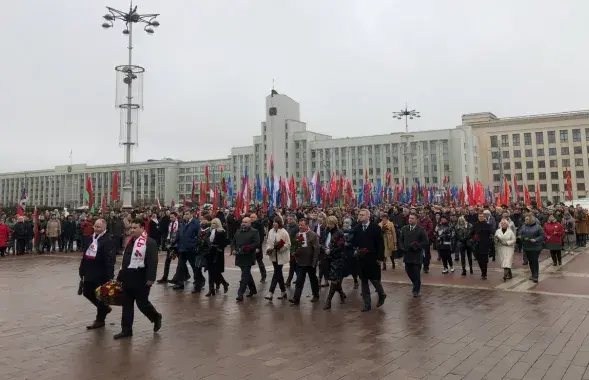 Идут к памятнику Ленину / t.me/minskiygorispolkom
