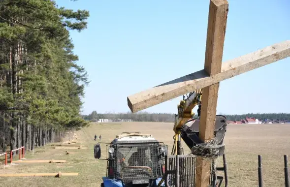 Heavy machines dismantling the crosses in Kurapaty/Roman Pratasevich, Euroradio