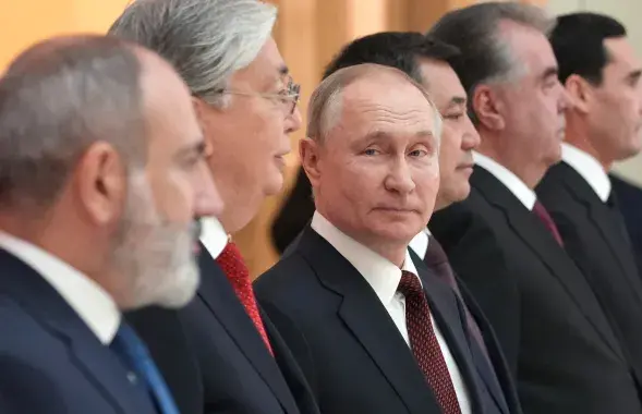 Владимир Путин хитро улыбается на саммите лидеров СНГ / Kremlin.ru
