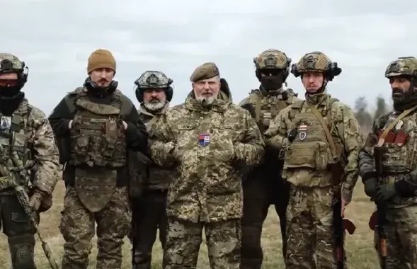 Комбат Руслан Мирошниченко и его бойцы / Скриншот с видео
