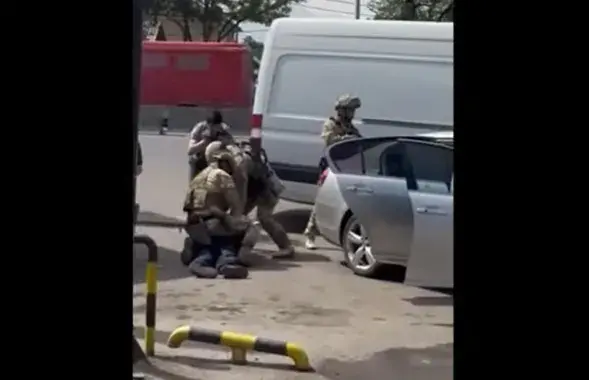 Одно из задержаний в Бишкеке / Скриншот из видео
