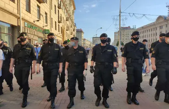 Riot police dispersing Solidarity Chain in Minsk / Euroradio.