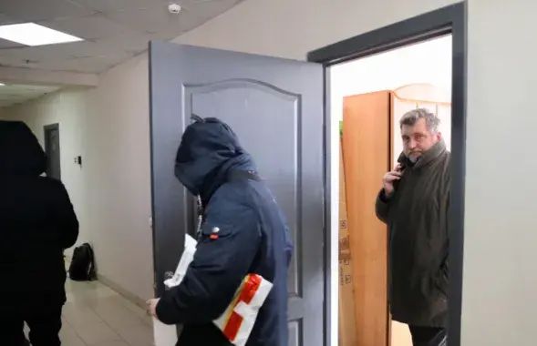Силовики и председатель БАЖ Андрей Бастунец покидают офис организации после обыска / svaboda.org
