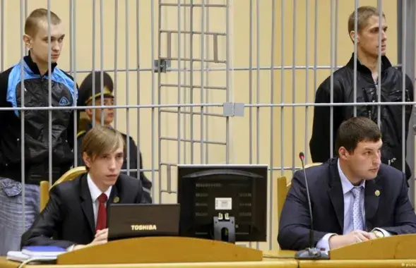 Дмитрий Коновалов и Владислав Ковалев во время суда / dpa
