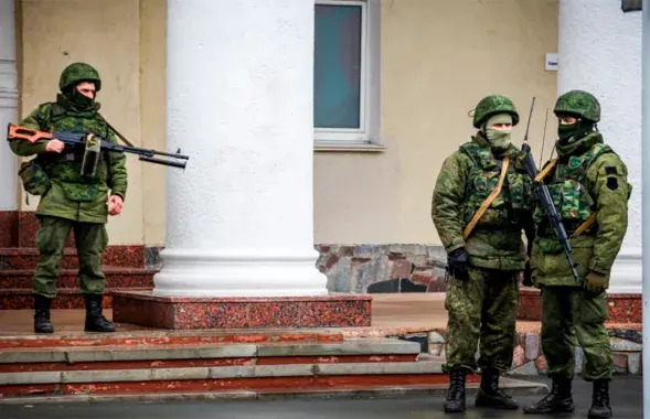 Расійскія салдаты ў Крыме ў 2014 годзе / RFE/RL

