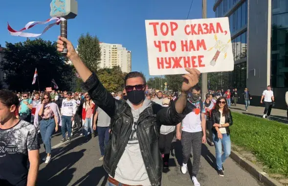 Протестующий с плакатом на улице в Минске / Еврорадио