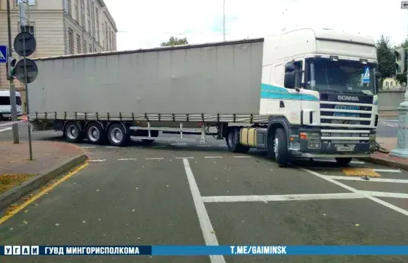 На выезде из Минска столкнулись трактор и фура — есть пострадавшие