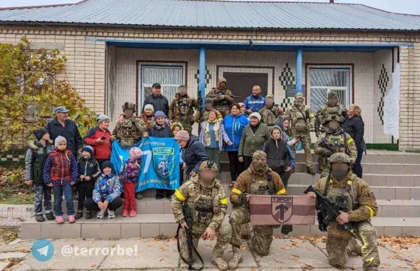 Белорусские добровольцы в украинской деревне Львове / фото батальона "Террор"
