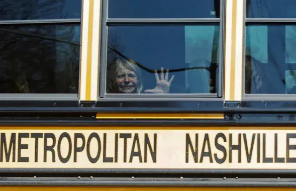 Ребенок плачет в автобусе после стрельбы в школе в Нашвилле /&nbsp;Reuters
