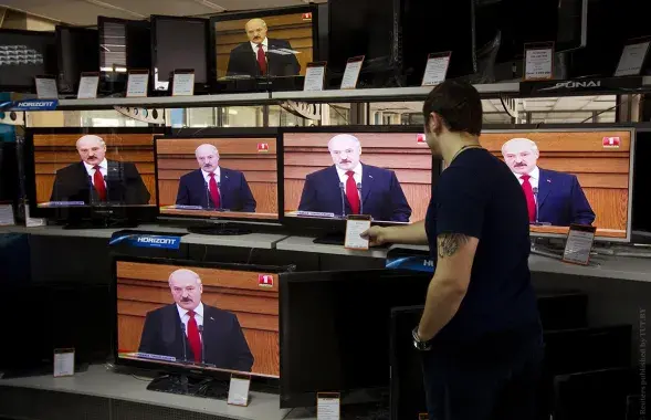 Detainee forced to watch Lukashenka&#39;s speeches / Sample photo