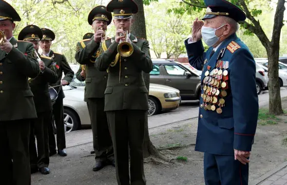Поздравление ветерана в Беларуси в мае 2020-го / Reuters​