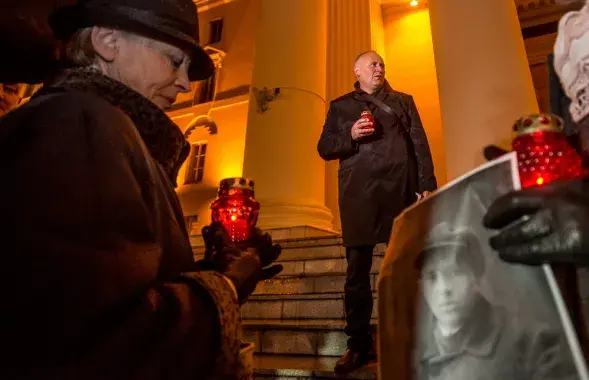 Mikalai Statkevich at the threshhold of KGB Headquarters during the vigil on 29 October in Minsk. Photo: Euroradio