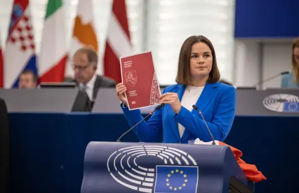 Светлана Тихановская и образец нового паспорта
