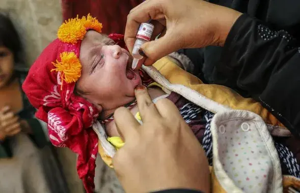 Вакцинация ребенка против полиомиелита в Пакистане / ЮНИСЕФ