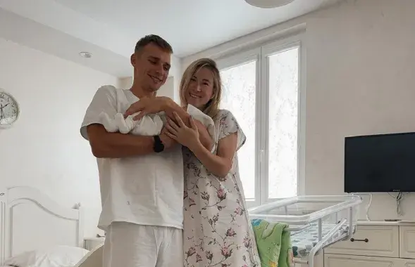 Антон и Динара Смольские с сыном