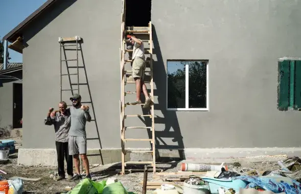 Репортаж из-под Чернигова, где толокою восстанавливают разрушенное жилье
