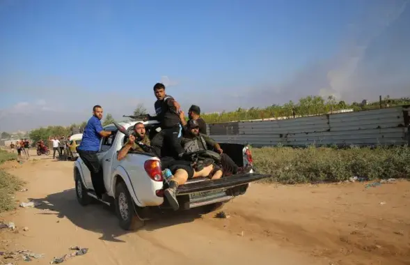 Боевики ХАМАС увозят Шани Лук в кузове пикапа&nbsp;