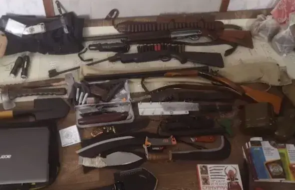 Ружья и ножи, которые изъяли у жителей деревни Великий Лес Крупского района&nbsp;