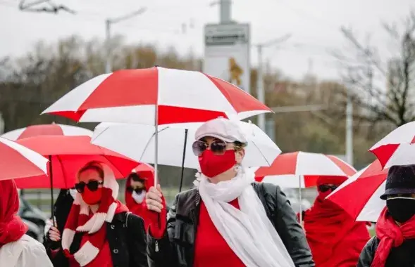 Earlier in Minsk, women held street actions with white-red-white umbrellas / svaboda.org