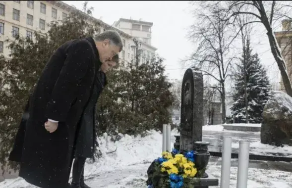 Петр Порошенко со своей женой Мариной возле памятника Михаилу Жизневскому, январь 2018 года