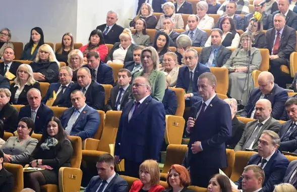 Председатель КГК Василий Герасимов стоит в центре
