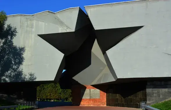 "Мемориал... символизирует защиту мира от нацизма и борьбу с развёрнутой политикой геноцида"
