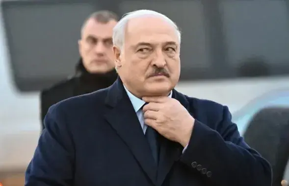 Аляксандр Лукашэнка чакае касцюм
