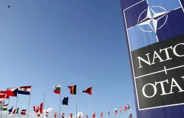 Флаги перед штаб-квартирой НАТО в Брюсселе
