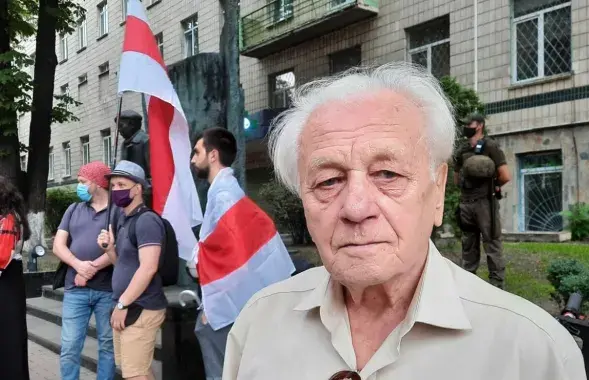 Степан Хмара возле посольства РБ в Киеве, 10 августа 2020 года

