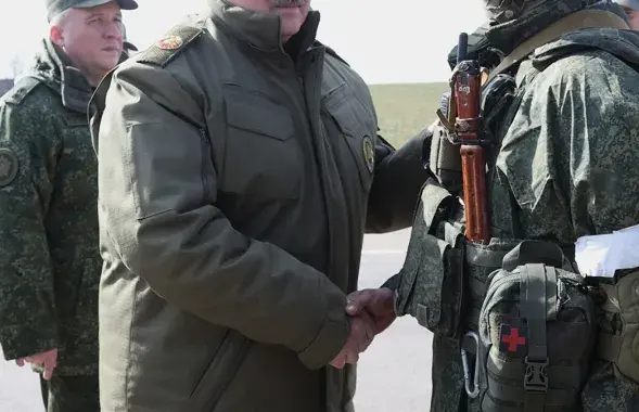 Александр Лукашенко во время поездки в Ошмянский район
