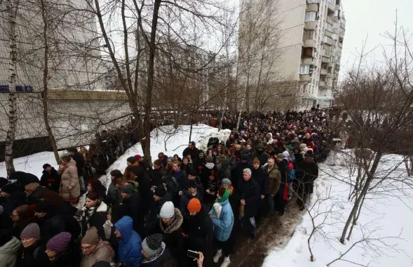 Тысячи людей пришли проститься с Алексеем Навальным
