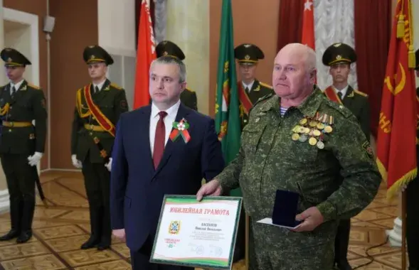 Председатель облисполкома Крупко вручает грамоту Босенкову в 2023 году
