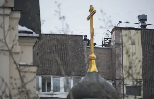 Сілавік дзяжурыць на даху дома побач з царквой, дзе пройдзе адпяванне Аляксея Навальнага
