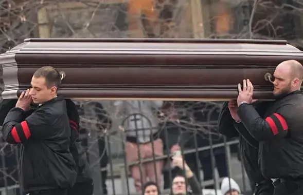Гроб с Алексеем Навальным несут в храм
