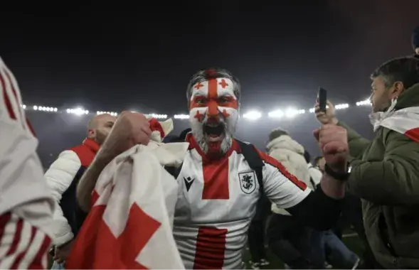 Фанаты Грузии ворвались на поле, чтобы отпраздновать победу
