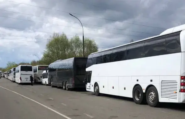 Очередь из автобусов на белорусско-польской границе&nbsp;
