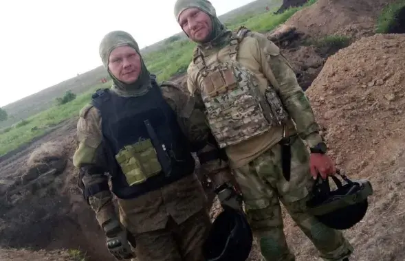 Анатолий Тихонов (слева) на войне
