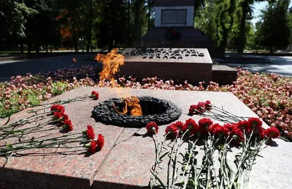 Вечный огонь у памятника в парке имени Жилибера в Гродно
