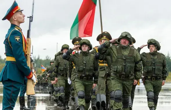 Беларускія салдаты падчас параду / AFP
