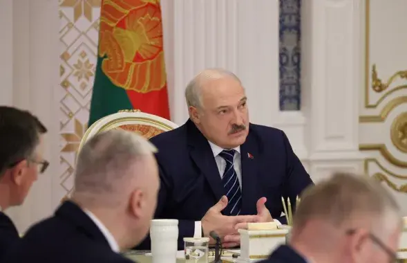 Лукашенко обеспокоился количеством банков
