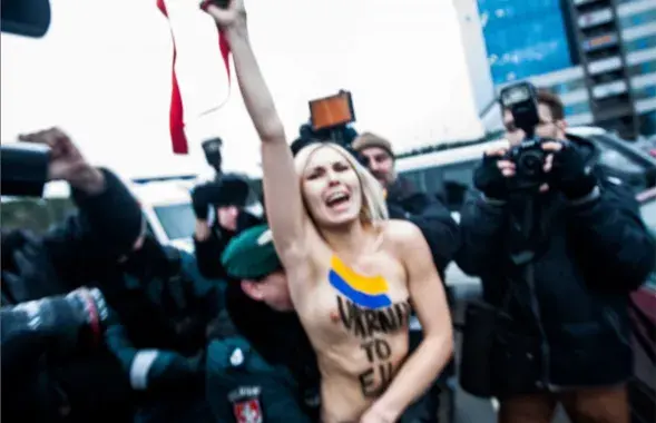 Актывісткі FEMEN накінуліся на Берлусконі (відэа)